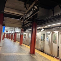 Photo taken at MTA Subway - 42nd St/Bryant Park (B/D/F/M/7) by Sha F. on 6/25/2023