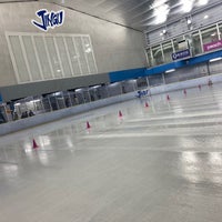Photo taken at Meiji Jingu Gaien Ice Skating Rink by おこのみ on 12/5/2021