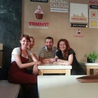 Foto scattata a Twist Frozen Yogurt &amp;amp; Smoothies da Nikica G. il 5/1/2013