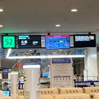 Photo taken at 羽田空港 第2ターミナル タクシープール by Youhei K. on 10/7/2020