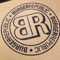 รูปภาพถ่ายที่ Burger Republic โดย Krystyna M. เมื่อ 6/1/2013