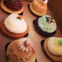 รูปภาพถ่ายที่ Crème Cupcake + Dessert โดย Candy G. เมื่อ 4/19/2013