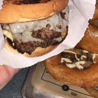 Foto tomada en BurgerFi  por F...💙 el 9/8/2018