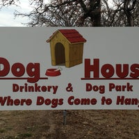 Foto scattata a Dog House Drinkery Dog Park da Joshua B. il 1/29/2013