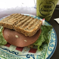 รูปภาพถ่ายที่ Verde Limon  Vegan and Organic Mart  Juice Bar and Kitchen โดย Liah เมื่อ 6/27/2018