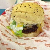 Foto tomada en BRGR: The Burger Project  por Mac A. el 2/26/2013