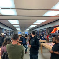 Photo taken at Apple The Galleria by Zhe K. on 11/7/2018