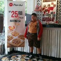 Photo taken at Pizza Hut by Mochamad Arief B. on 2/3/2018