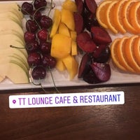 Foto diambil di TT Lounge Cafe &amp;amp; Restaurant oleh GÖKMEN pada 6/11/2018