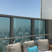 Foto tirada no(a) SLS Dubai Hotel &amp; Residences por 🧜🏻‍♀️ em 4/27/2024