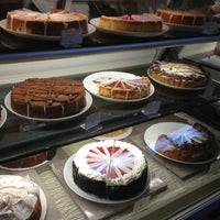 Foto scattata a Eli&amp;#39;s Cheesecake Company da Gilbert O. il 2/17/2013