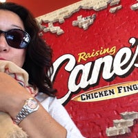 รูปภาพถ่ายที่ Raising Cane&#39;s Chicken Fingers โดย Patricia L. เมื่อ 7/31/2014