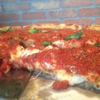 7/5/2013 tarihinde Paul B.ziyaretçi tarafından Patxi’s Pizza'de çekilen fotoğraf