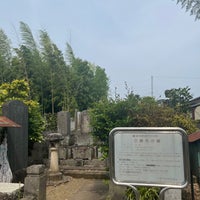 Photo taken at 近藤勇墓所 by くろえ レ. on 6/20/2022