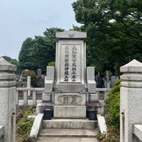 Photo taken at 夏目漱石の墓 by くろえ レ. on 6/21/2022