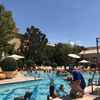 Foto tomada en Wynn Las Vegas Pool  por Fabiola M. el 7/14/2017
