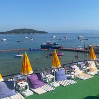 Photo taken at Nakibey Plaj Tesisleri by ⚓yaşar⚓ on 7/22/2022