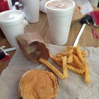 Das Foto wurde bei Hinkle&amp;#39;s Hamburgers von Brittany D. F. am 5/28/2013 aufgenommen