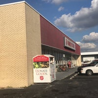 Foto tirada no(a) The Salvation Army Family Store &amp;amp; Donation Center por Rob S. em 2/28/2019