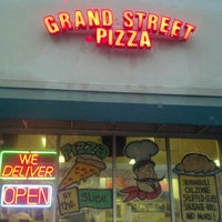 3/5/2013 tarihinde Tim R.ziyaretçi tarafından Grand Street Pizza'de çekilen fotoğraf