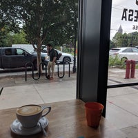 10/19/2018 tarihinde Allie U.ziyaretçi tarafından Condesa Coffee'de çekilen fotoğraf