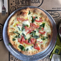Foto diambil di Pizza Moda oleh Ozan S. pada 5/20/2018