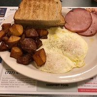 Photo taken at Metro Diner by Christopher N. on 12/18/2016