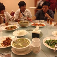 Photo taken at Queen Palace Restaurant 皇后宫酒家 by Namphon S. on 5/25/2013