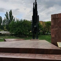 Photo taken at Charents Monument | Չարենցի արձան by Аня Ж. on 5/4/2022