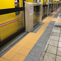 Photo taken at 青山一丁目駅 1-2番線ホーム by 4V3Je14Y9 on 1/15/2018