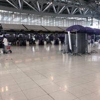 Photo taken at Thai Airways (TG) Check-in (ROP Gold &amp;amp; Star Alliance Gold) by Porapat B. on 8/26/2018