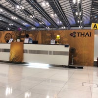 Photo taken at Thai Airways (TG) Check-in (Royal First) by Porapat B. on 9/19/2018