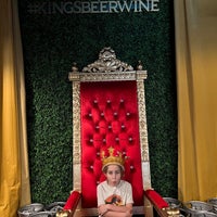 Foto tomada en Kings Beer &amp;amp; Wine  por Brandi O. el 12/21/2022