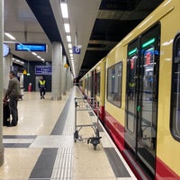 Photo taken at Bahnhof Flughafen Berlin Brandenburg by Menno J. on 10/1/2022