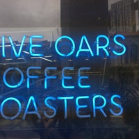 Снимок сделан в Five Oars Coffee Roasters пользователем Aki M. 6/29/2018