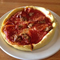 Das Foto wurde bei Kennedy&amp;#39;s Chicago Pizza von Greg am 10/9/2014 aufgenommen