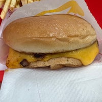 Photo taken at In-N-Out Burger by Greg on 7/8/2023
