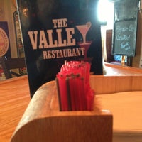 Foto tirada no(a) Valley Restaurant and Pub por Melinda M. em 9/19/2014