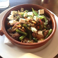 Das Foto wurde bei Costas Taverna Greek Restaurant and Ouzo Bar von Myles B. am 1/10/2014 aufgenommen