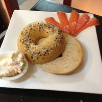 Photo prise au HH Gourmet &amp;quot;Bagels &amp;amp; More&amp;quot; par Matt K. le5/11/2013