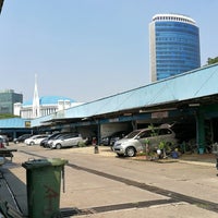 Photo taken at Pasar Mobil Kemayoran by 杨翼 on 7/26/2017