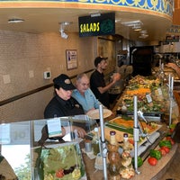 รูปภาพถ่ายที่ Fadi&amp;#39;s Mediterranean Grill โดย Hussein ♓️ 🐎 เมื่อ 6/19/2019