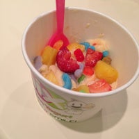 4/12/2013에 Jhoanne B.님이 Mix Frozen Yogurt에서 찍은 사진