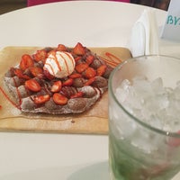 Photo taken at Bubble Waffle Cafe by Mimi K. on 8/3/2018
