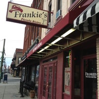 Foto tomada en Frankie&amp;#39;s Piccolo Bistro  por Christine W. el 11/7/2012