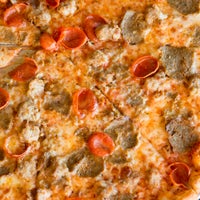 รูปภาพถ่ายที่ Flippin Pizza NY Pies &amp;amp; Slices - Roswell,GA โดย Flippin Pizza NY Pies &amp;amp; Slices - Roswell,GA เมื่อ 11/30/2017