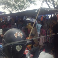 Photo taken at Pasar Kaget Jl.Baru by Soekarni A. on 8/4/2013