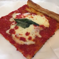 4/16/2016 tarihinde Ryan Y.ziyaretçi tarafından Polito&amp;#39;s Pizza'de çekilen fotoğraf