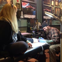 Foto scattata a Phantom 8 Tattoo and Body Piercing da Monica Sue I. il 11/28/2014