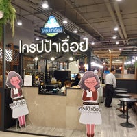 Photo taken at เครปป้าเฉื่อย by house of crepe by P. 양귀비 on 5/15/2017